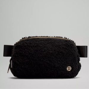 Lululemon • Everywhere Fleece Belt Bag in Black